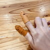 2個セットでこんな感じで使います！「デスクワークに癒やしと便利さを！はにわ型指サック「はにさっく」のご紹介」