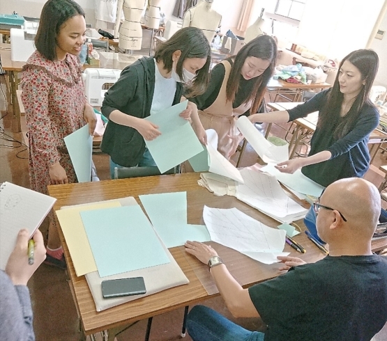 授業風景　立体裁断・パターンメイキング　洋裁学校「学校ニュース　授業中に潜入♪神戸文化の学生生活　神戸のファッションデザインスクール　神戸文化服装学院　日常生活のファッションアイテムや舞台衣装の作業風景＆レッスン風景です　高等教育の修学支援新制度認定校　関西の洋裁学校・資料請求」