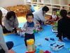 ボールのおもちゃで遊ぶ男の子
