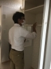 クロスの糊や拭き残しがあったらきれいに拭き取ります「暑さに負けず 社内検査へGO！」