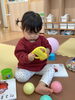 「新入園児の慣らし保育｜お部屋でのおもちゃあそびのようす」