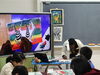 先生が描いている状況をモニターに映します。「豊田小学校の《タンザニア特別授業》にお邪魔してきました❕」