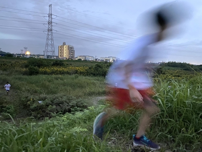 土の道は、刺激がいっぱい！足にも優しいです。「雨が降らなくてよかった〜」