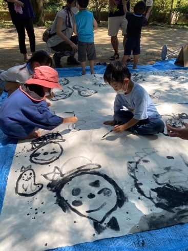 無心で下描き中❣️「八千代市　こども造形教室　月の子主催　夏休み特別企画『でっかい絵を描こう！！』終了しました」