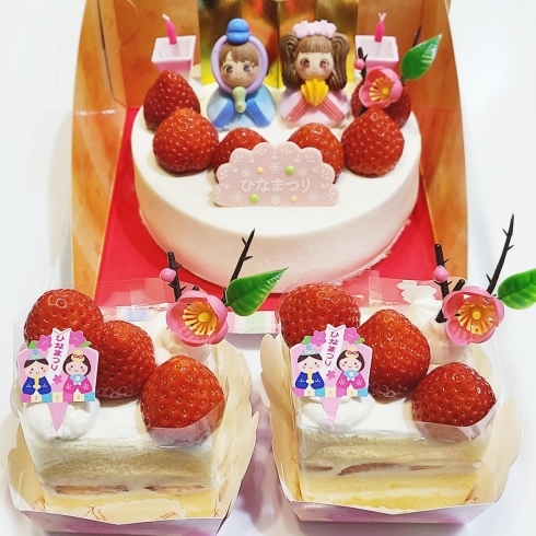 「【3月3日は桃の節句・ひなまつり】店内ケーキのショーケース横には お雛様飾っています✨」