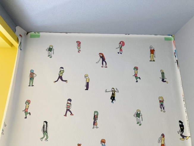 緑のテープを基準に貼っていきます「ポップなキャラクターが映える壁紙！」