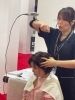座ったままでも出来る頭皮ケアです。「行きつけの美容室で教わった「頭皮と自律神経の関係」。自分も毎日やります。」