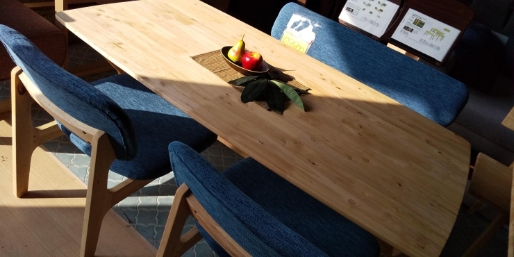 「優しい雰囲気のラバーウッド無垢材のテーブル&ソファ！！」