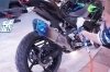 足回りは吹き付けでコーティング剤を塗布していきます「【施工事例】バイク好き必見!Ninja 400にガラスコーティング施工!【八千代でバイクコーティングなら"メインストリート"にお任せ!】」