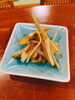 旬の食材を丁寧に調理した日替わり小鉢「春の気配がふわり…うど酢味噌と皮のきんぴら、出会えたらラッキーな小鉢」