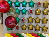 ホールに展示したクリスマスカラーの星型バルーン「【🎉集客力アップ！】企業イベント・展示会を彩るバルーンフォトブース事例集」