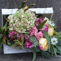 花を愛する人のためのお花「ボタニーク」-白いトランク&アロマSET -
