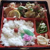 幕の内弁当　焼き肉とサーモンサラダ「明日の日替り弁当は「煮込みハンバーグ」」