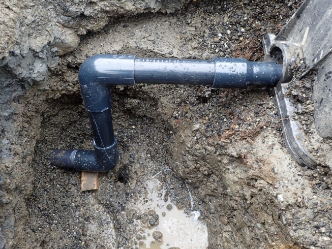 配管を交換しました。「池田町内で、水道メーター付近の漏水修理を行いました。」