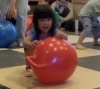 初めてリトミックだけど楽しい!頑張る2歳ちゃん!「下京区の笑顔いっぱいリトミック♪子ども達が遊びのように楽しくたくさんのことを学べるレッスン♪【南区&下京区のピアノ・リトミック・英語リトミック・ベビーリトミック】」