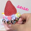 「フワぷにカップケーキにイチゴ登場♪」