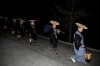 受け取った原木を持ち帰る正使他一行「令和2年1月30日午前0時『宝木取り』」