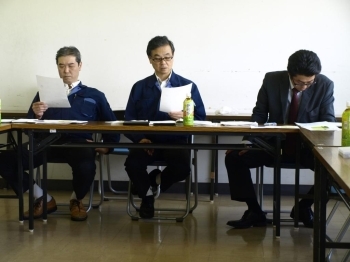 学生たちに親身に的確にアドバイスする西久の経営陣。左から入沢勝浩常務、西岡直輝社長、西岡秀樹課長。