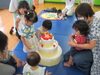 ケーキにいちごをポンポンポン♪「今日は「8月のお誕生日会」がありました。」