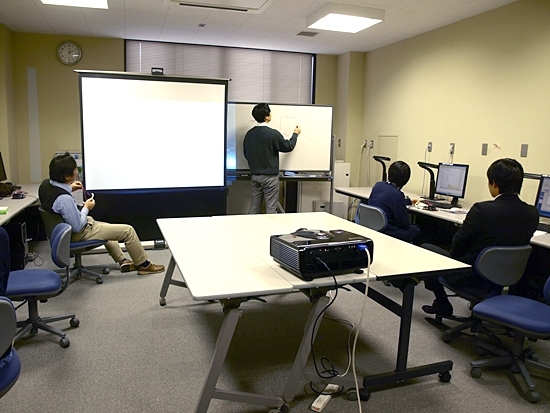 講習では講師がホワイトボードを使って、わかりやすく説明