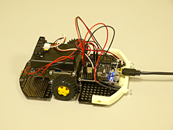 センサーに反応しながら走行し、<br>LEDが点滅するロボットカー