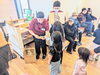 じゃんけんに勝ったお子様にお菓子をプレゼント「久恵グループ【じゃんけん大会】の様子」