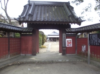 麻生藩家老屋敷念館の表門。<br>（薬医門に属します）