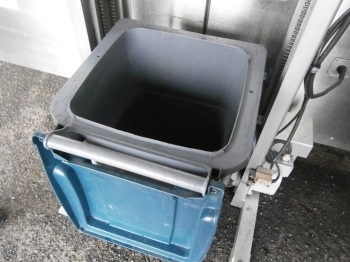 重さを計った生ゴミは、このペールに入れられ、自動で処理機の中に投入されます。