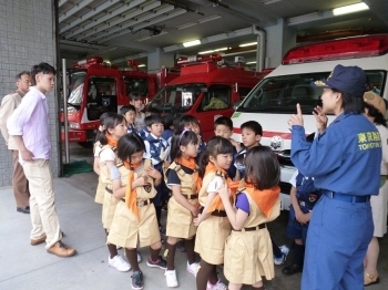 消防署の見学。<br>近くで見る救急車や消防車にドキドキ。