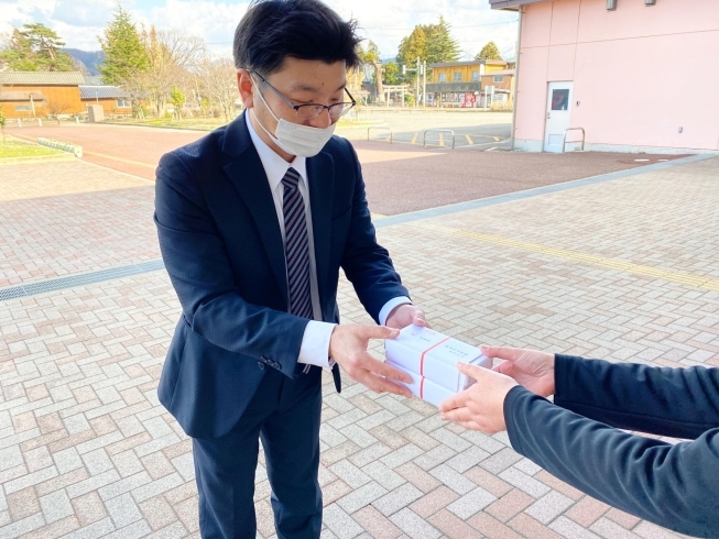 「【門出の日に】地元食材を使った紅白マカロンを新発田市立加治川小学校卒業生へ」