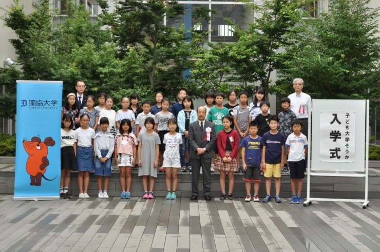 入学式後に獨協大学の犬井学長と入学生とで集合写真！