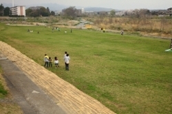 浅川沿いの土手で遊ぶ子ども達。