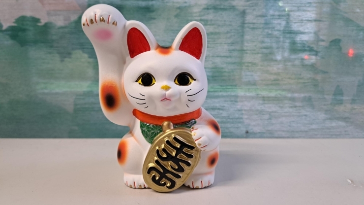 手長招き猫(赤)　¥4,290円(税込)「可愛らしい【招き猫】の置物」