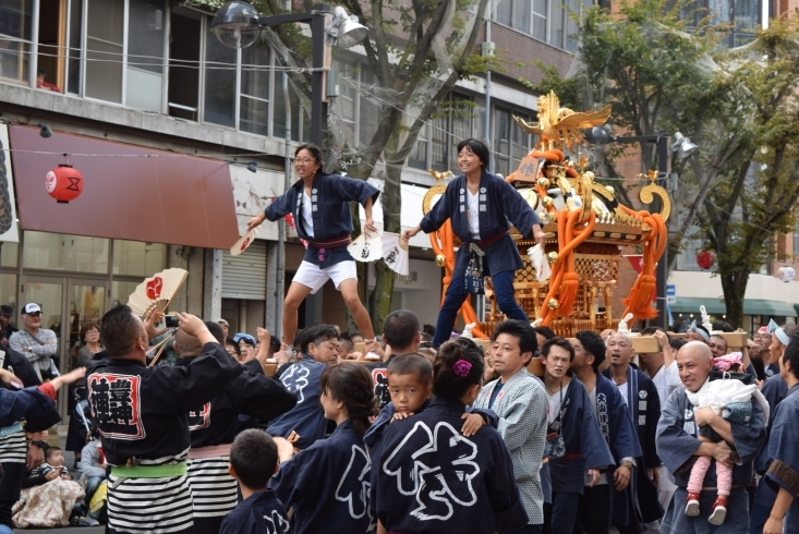 「ええじゃないか豊橋パレカ　「ソイヤ、サー」の掛け声の御神輿！」