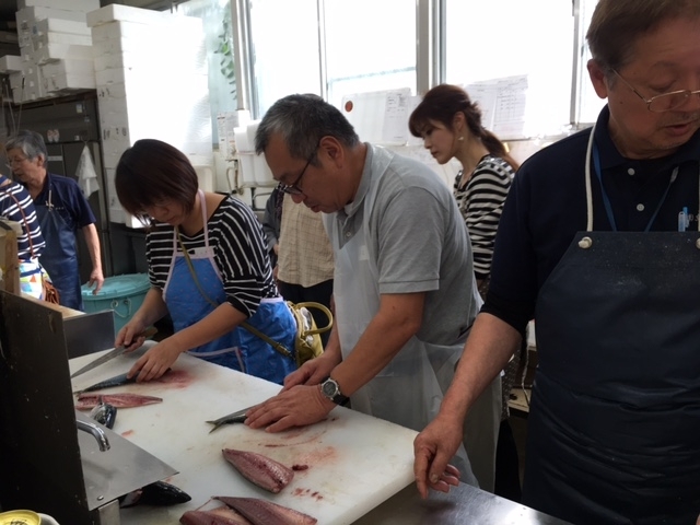 「お魚ゼミ　包丁の実習もためになりますよ」