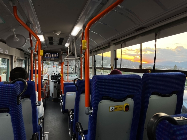 バスの窓越しに見る夕陽の石鎚山系「伊予小松駅から伊予西条駅へ。電車の旅♪」