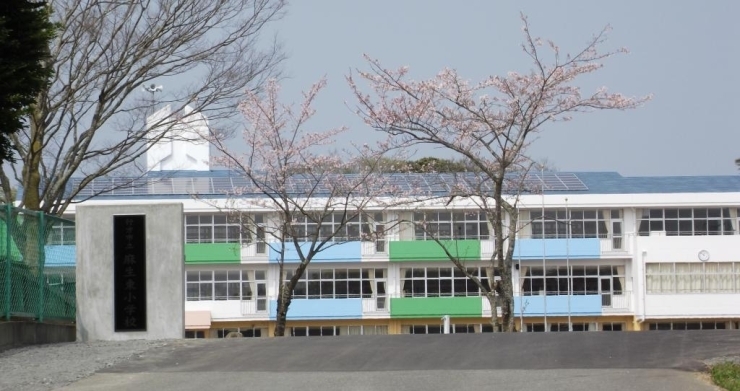 ～麻生東小学校の正門～<br>バスの送迎のため以前より正門が広くなりました。<br>