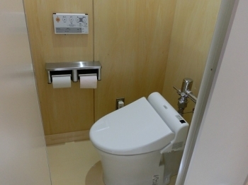 ～トイレ～<br>センサーで室内の電気が自動で点きます。