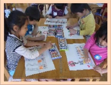 私立冨士見保育園さくらぐみ・すみれぐみの園児による可愛らしい絵がさらに彩りを添えています。