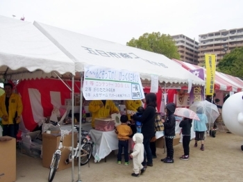 こちら、はずれ無のくじ引きコーナーです。　子ども達が、目をキラキラさせてくじを引いていました。