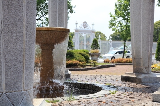 噴水の広場からは、ご覧のように迎賓館赤坂離宮の正門が見えます。