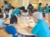 スタッフと一緒に昔ながらのおもちゃ作りを楽しむ子どもたち