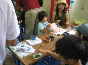 泥土のだんごに左官の仕上材料を塗り、磨き上げます。