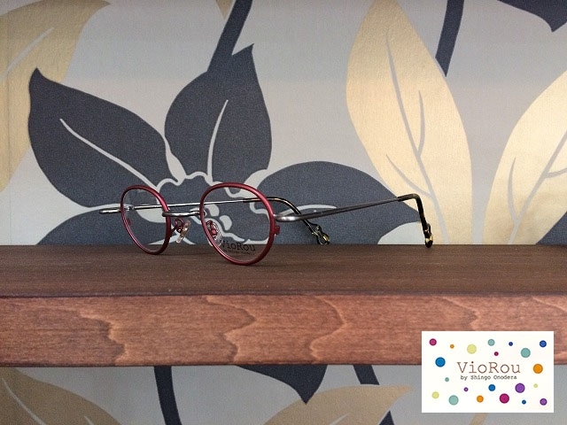 「ブルーレッドとスチールグレーの小さいボストン型メガネ」