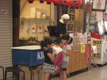 食べながらステージ観覧中