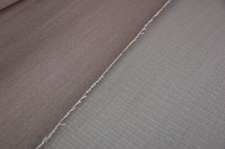 飲食店で多く利用されており床暖房用にも加工しやすい「樹脂畳表」（左）、水を吸わない「和紙畳表」（右）