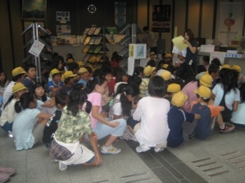 多摩区総合庁舎かわさきマイスター匠展に訪れ、先生の注意事項を聞く子供たち
