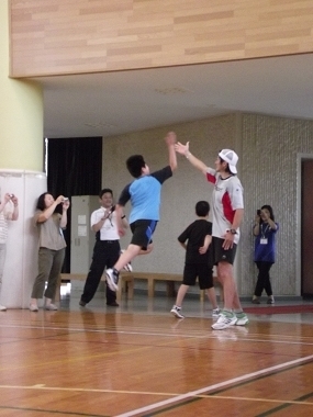 サッカー交流会が終わって教室へ帰るとき☆<br>皆、小澤さんにハイタッチをして体育館を後にします。<br><br>お～凄いぞ！<br>小澤さんは慎重188cm☆<br>これだけジャンプできたら、スポーツなんでもOK！だね。