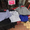 「レディース服の100円ワゴン」