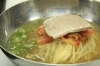 「【冷麺】スイカを乗せ始めました！」